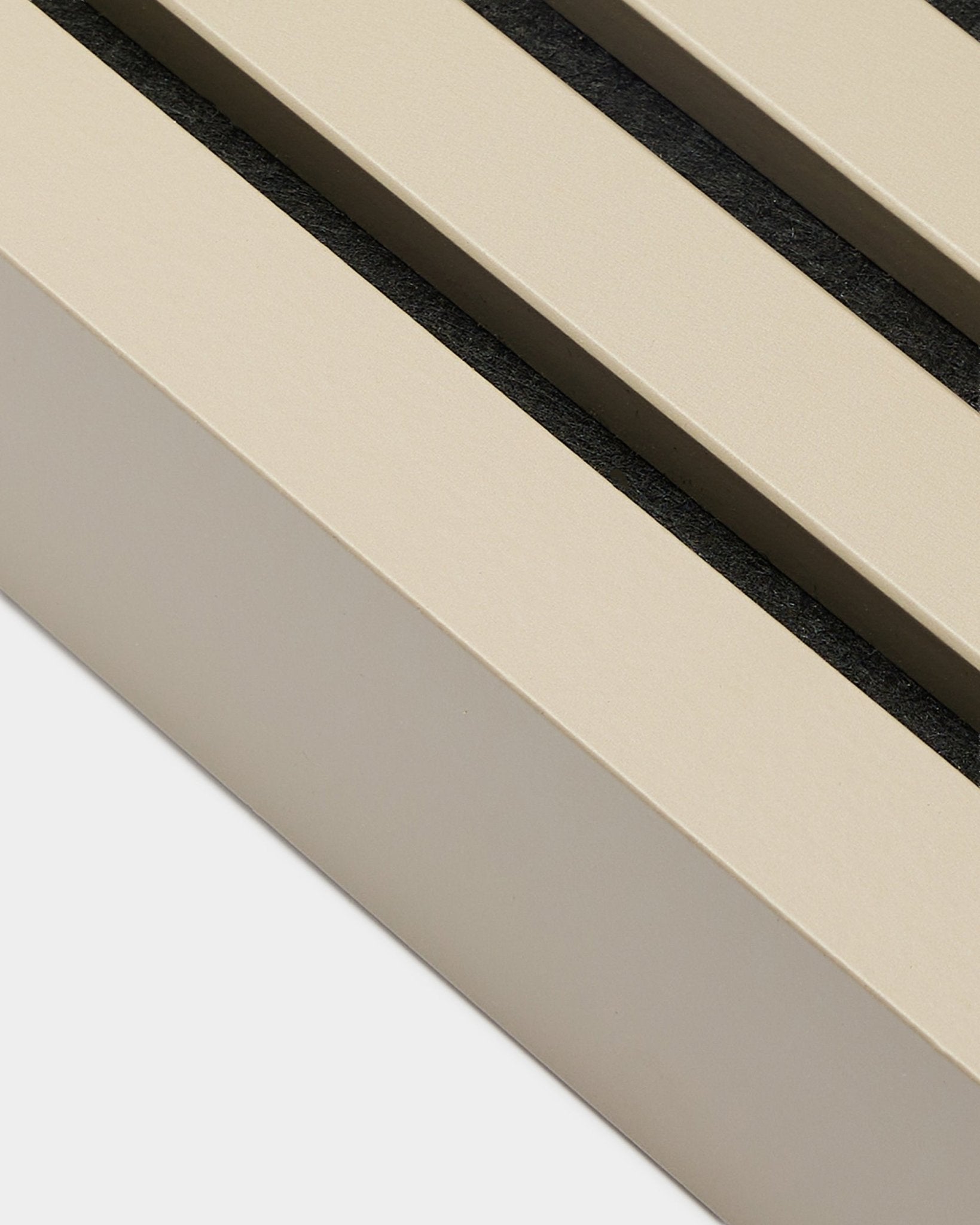 Close-up van WoodUpp End Lamella in Stone-afwerking, 6,7 cm breed — installatieaccessoire voor MDF-frames of Akupanel akoestische panelen. Beige paneellatten met black tussenruimtes.